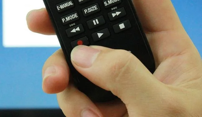 Come controllare la TV Samsung J5500, J6300, JU6400