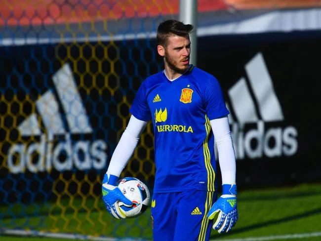 Mensintesiskan gambar penjaga gol terindah David De Gea