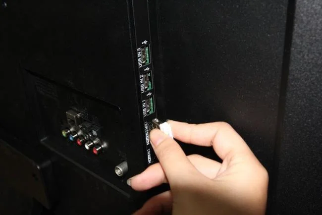 توصيل جهاز الاستقبال بمنفذ USB