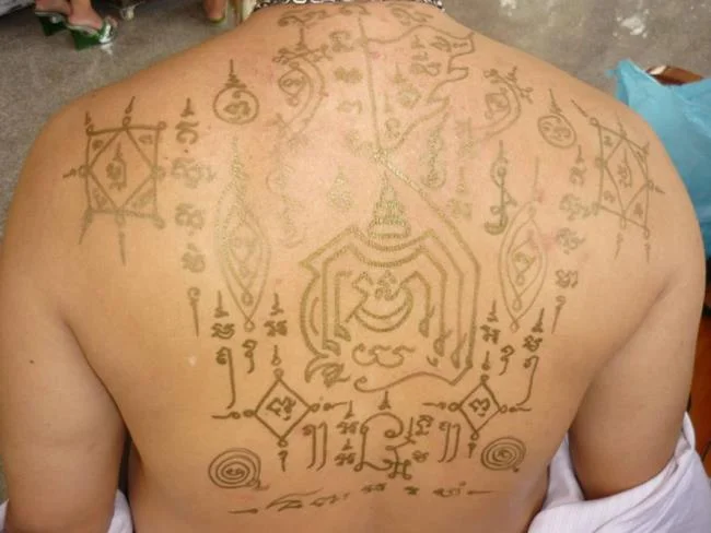 Colección de patrones de tatuajes de amuletos tailandeses que la mayoría de la gente elige tatuar