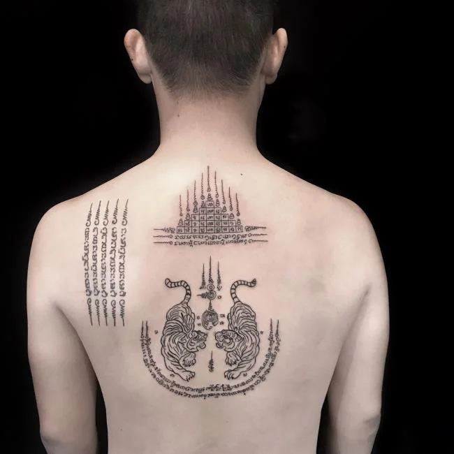 Colección de patrones de tatuajes de amuletos tailandeses que la mayoría de la gente elige tatuar