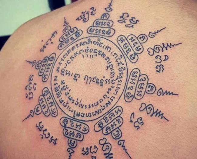Colección de patrones de tatuajes de amuletos tailandeses que la mayoría de la gente elige tatuar