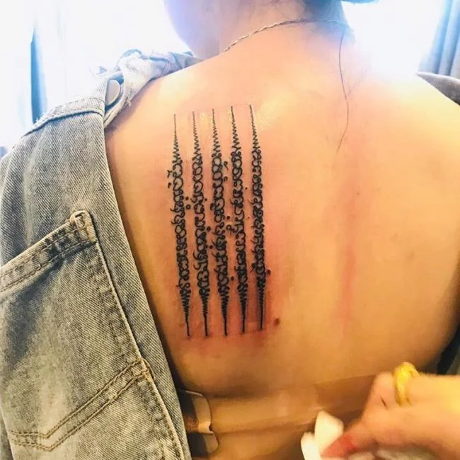 Colección de patrones de tatuajes de amuletos tailandeses que la mayoría de la gente elige tatuar