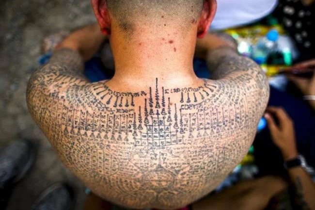 Colección de patrones de tatuajes de amuletos tailandeses que la mayoría de la gente elige tatuar