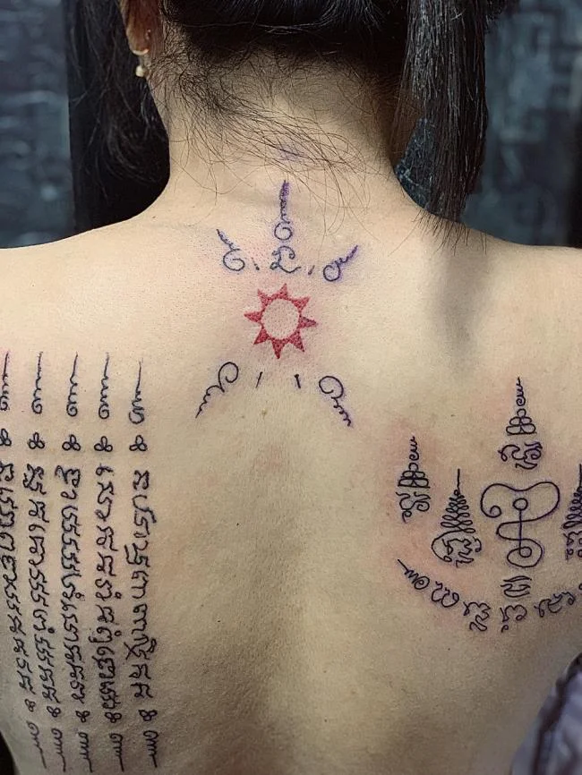 Colección de patrones de tatuajes de amuletos tailandeses que la mayoría de la gente elige tatuar