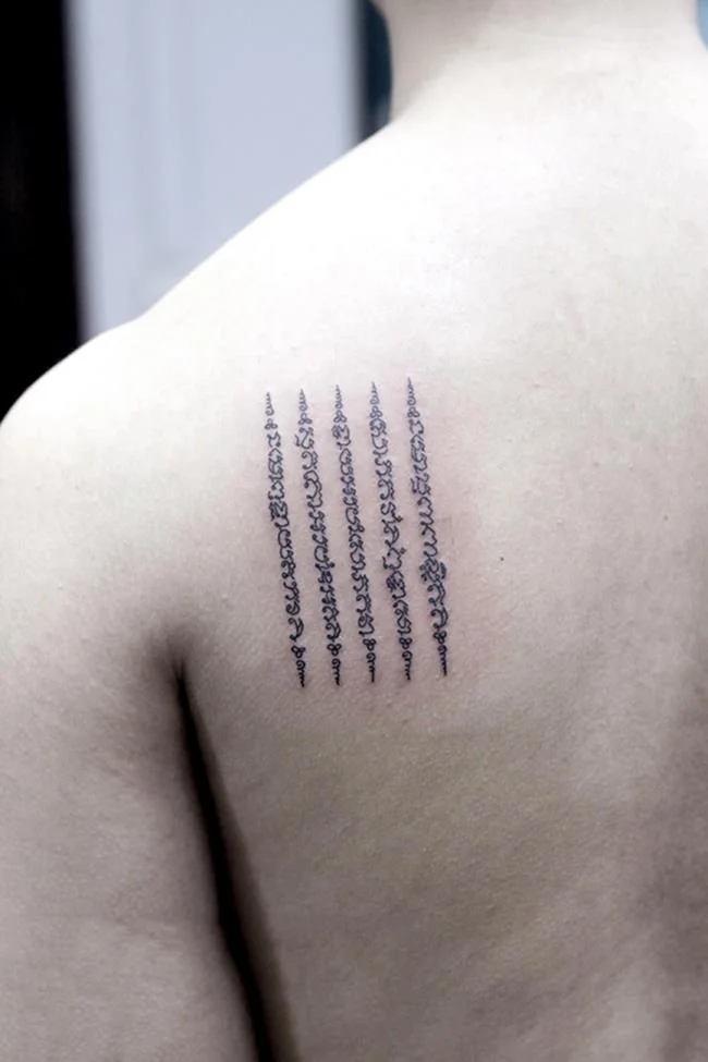 Colección de patrones de tatuajes de amuletos tailandeses que la mayoría de la gente elige tatuar