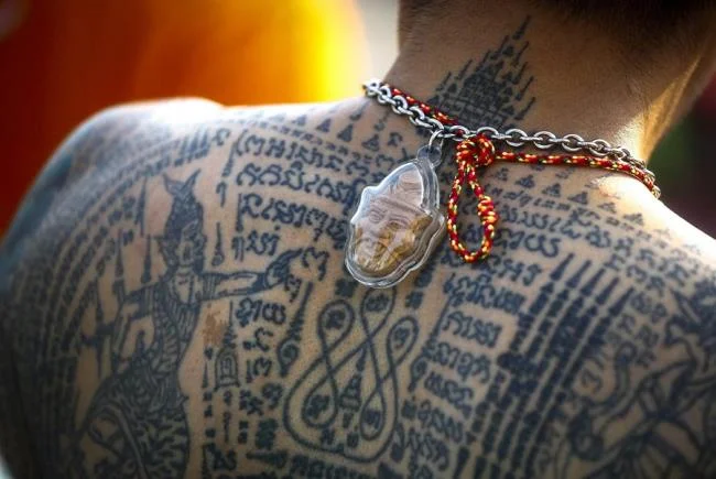 Colección de patrones de tatuajes de amuletos tailandeses que la mayoría de la gente elige tatuar
