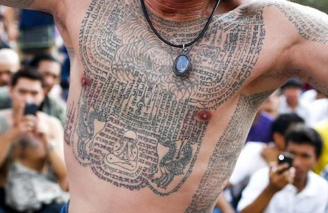 Colección de patrones de tatuajes de amuletos tailandeses que la mayoría de la gente elige tatuar