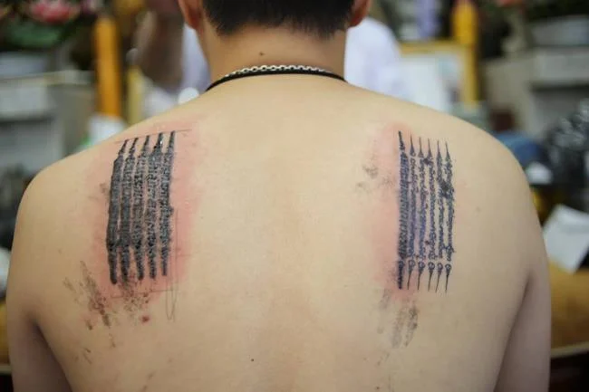 Colección de patrones de tatuajes de amuletos tailandeses que la mayoría de la gente elige tatuar