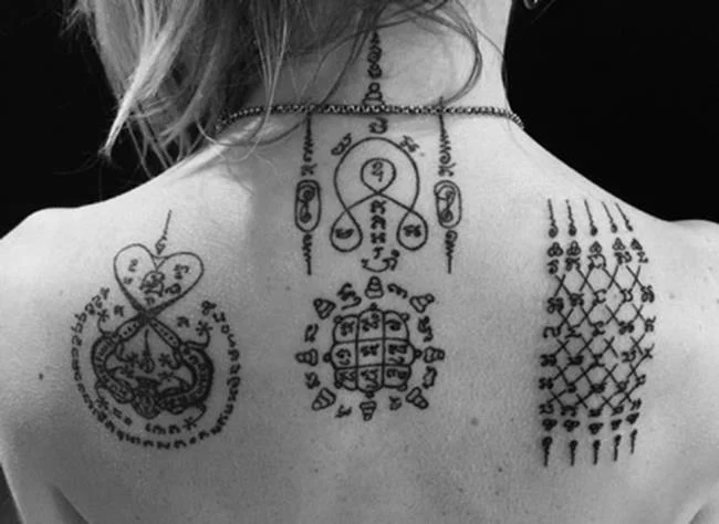 Colección de patrones de tatuajes de amuletos tailandeses que la mayoría de la gente elige tatuar