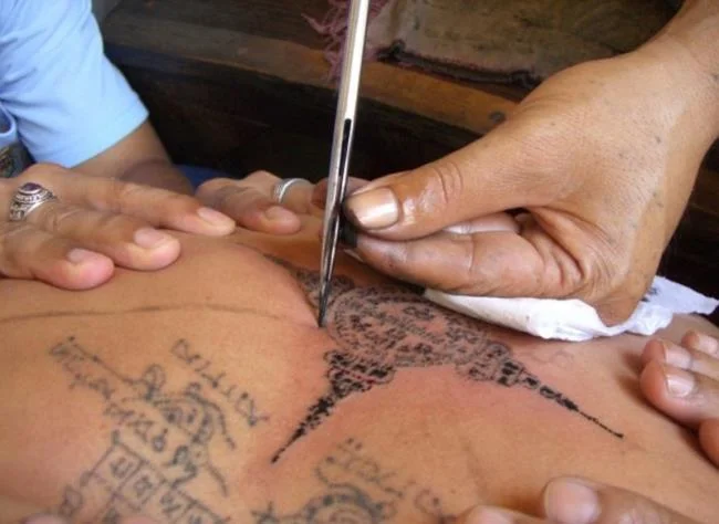 Colección de patrones de tatuajes de amuletos tailandeses que la mayoría de la gente elige tatuar