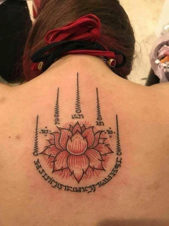 Colección de patrones de tatuajes de amuletos tailandeses que la mayoría de la gente elige tatuar
