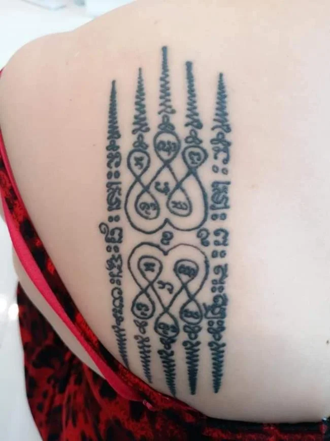 Colección de patrones de tatuajes de amuletos tailandeses que la mayoría de la gente elige tatuar