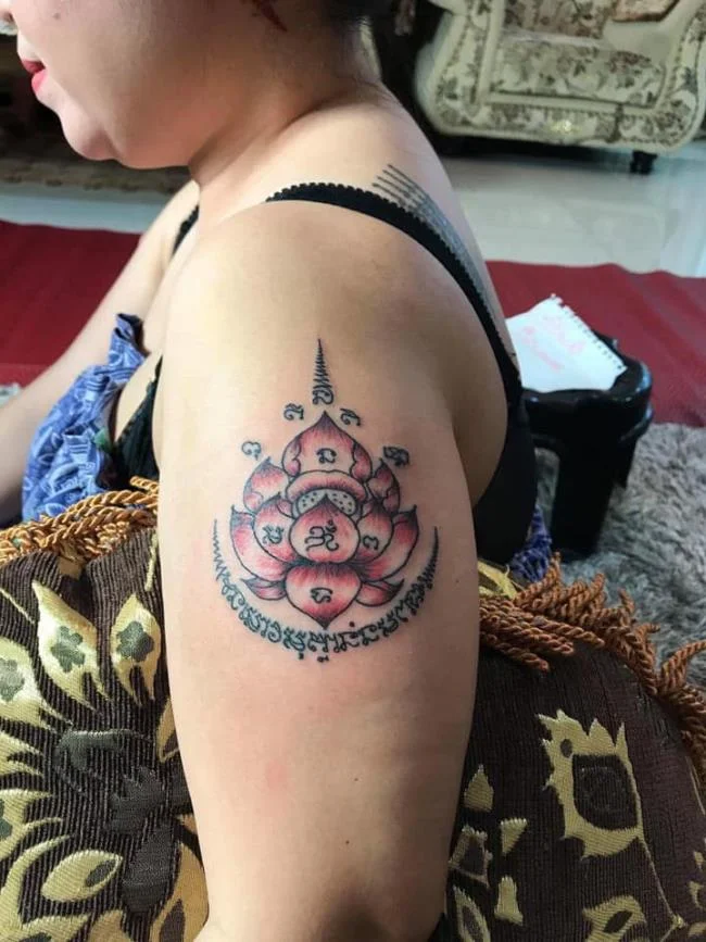 Colección de patrones de tatuajes de amuletos tailandeses que la mayoría de la gente elige tatuar