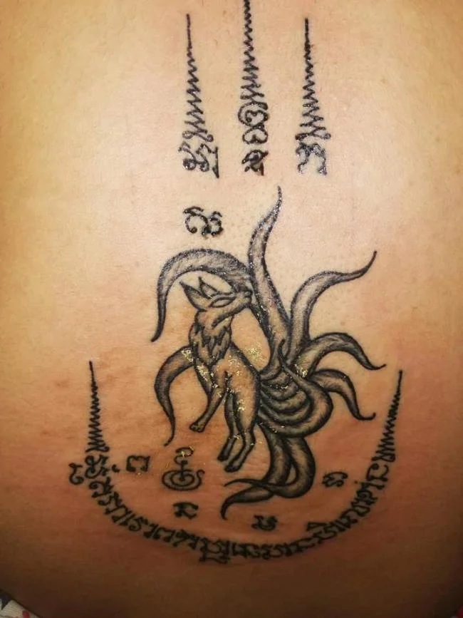 Colección de patrones de tatuajes de amuletos tailandeses que la mayoría de la gente elige tatuar