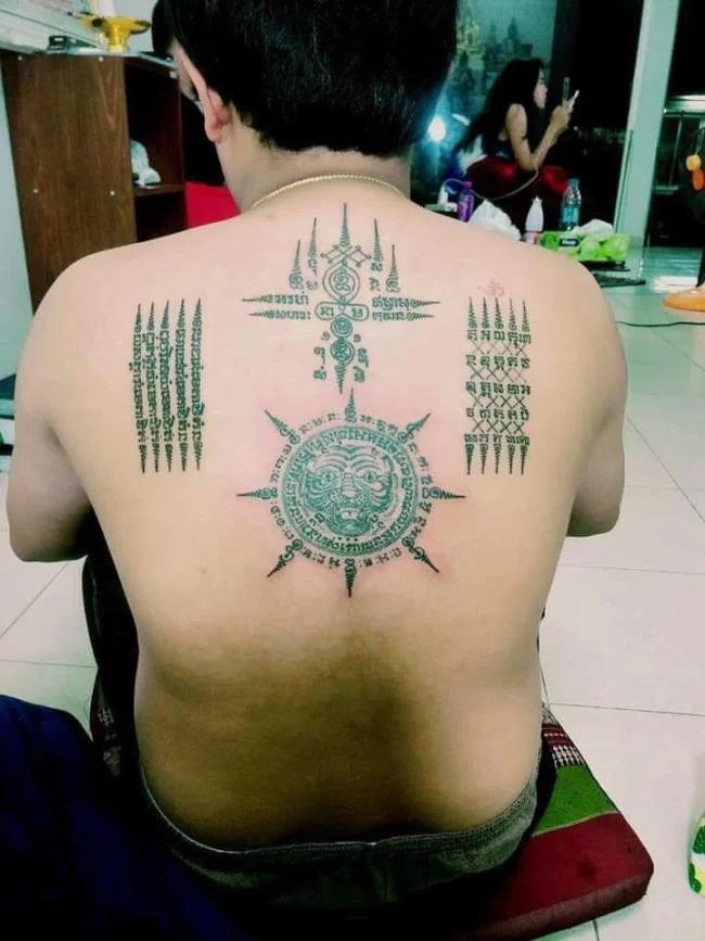 Colección de patrones de tatuajes de amuletos tailandeses que la mayoría de la gente elige tatuar