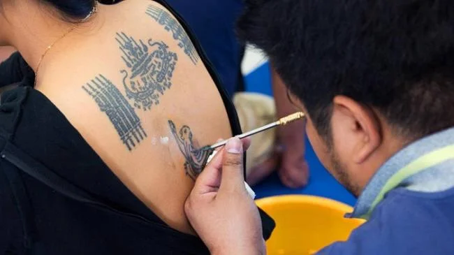 Colección de patrones de tatuajes de amuletos tailandeses que la mayoría de la gente elige tatuar