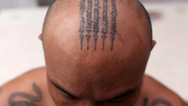 Colección de patrones de tatuajes de amuletos tailandeses que la mayoría de la gente elige tatuar