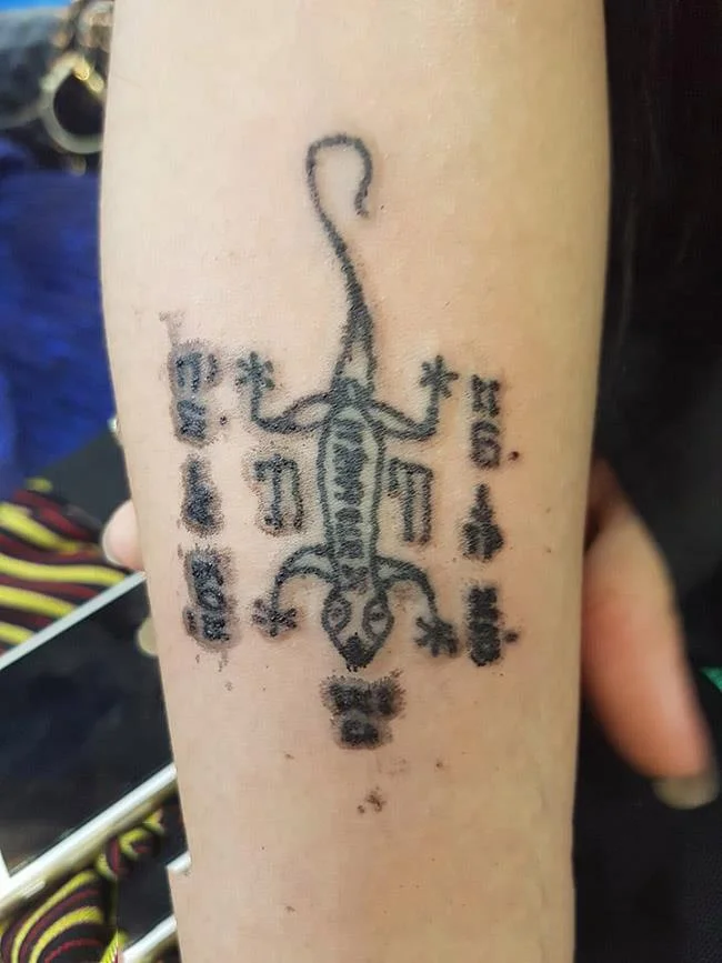 Colección de patrones de tatuajes de amuletos tailandeses que la mayoría de la gente elige tatuar