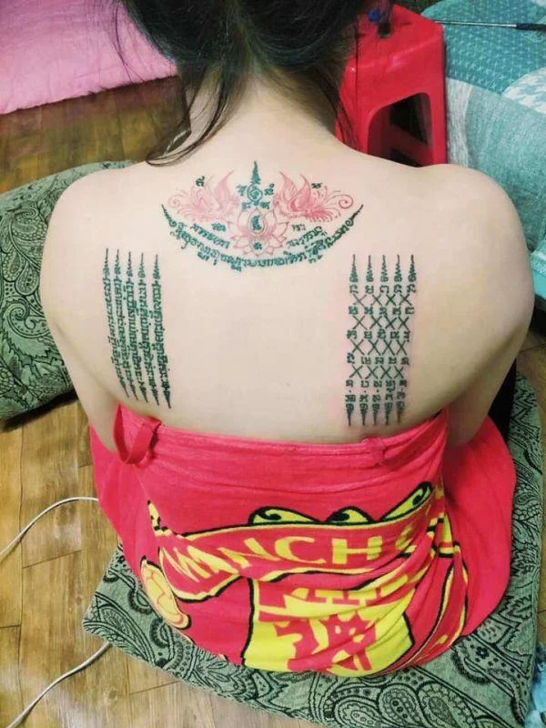 Colección de patrones de tatuajes de amuletos tailandeses que la mayoría de la gente elige tatuar