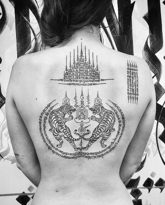 Colección de patrones de tatuajes de amuletos tailandeses que la mayoría de la gente elige tatuar