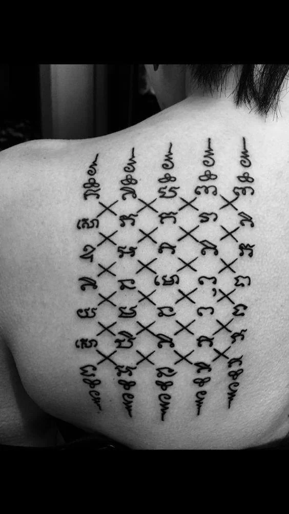 Colección de patrones de tatuajes de amuletos tailandeses que la mayoría de la gente elige tatuar
