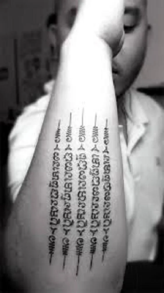 Colección de patrones de tatuajes de amuletos tailandeses que la mayoría de la gente elige tatuar