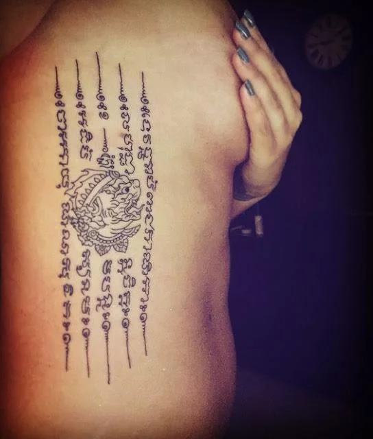 Colección de patrones de tatuajes de amuletos tailandeses que la mayoría de la gente elige tatuar