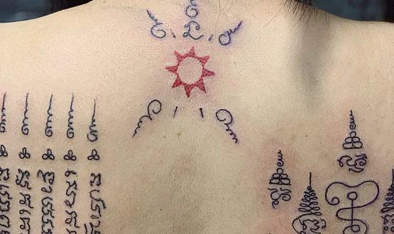 Colección de patrones de tatuajes de amuletos tailandeses que la mayoría de la gente elige tatuar