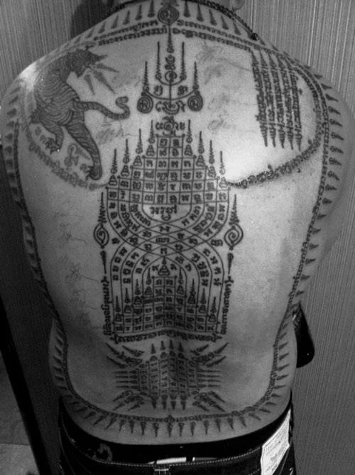 Colección de patrones de tatuajes de amuletos tailandeses que la mayoría de la gente elige tatuar
