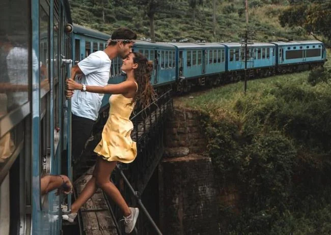 "Svenuto" con una serie di foto di coppie romantiche e appassionate che si baciano