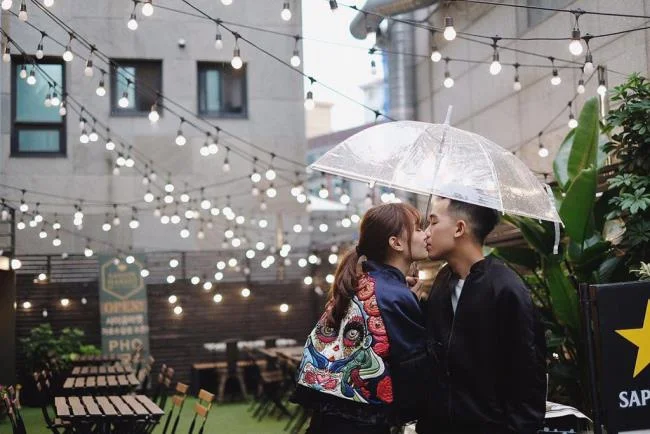 "Svenuto" con una serie di foto di coppie romantiche e appassionate che si baciano