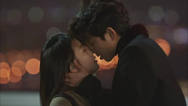 "Svenuto" con una serie di foto di coppie romantiche e appassionate che si baciano