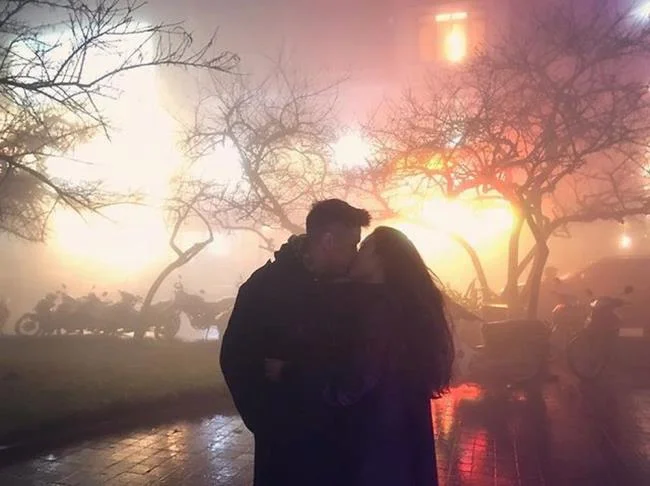 "Svenuto" con una serie di foto di coppie romantiche e appassionate che si baciano