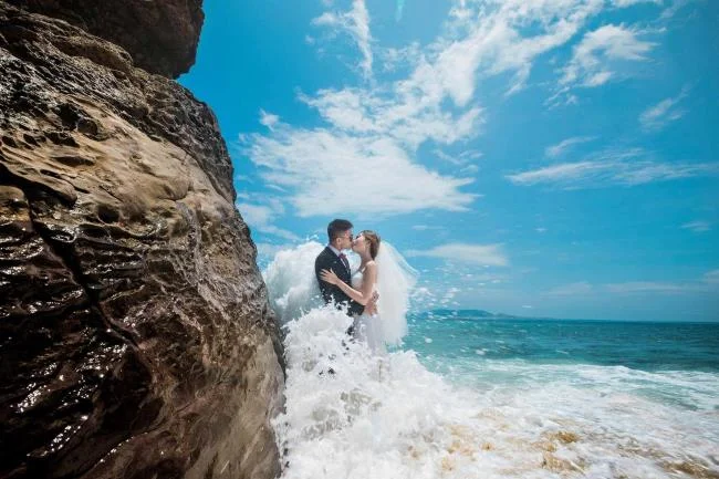 "Svenuto" con una serie di foto di coppie romantiche e appassionate che si baciano