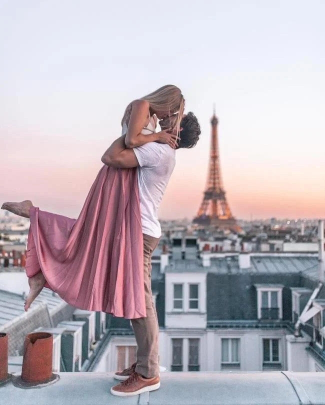 "Svenuto" con una serie di foto di coppie romantiche e appassionate che si baciano