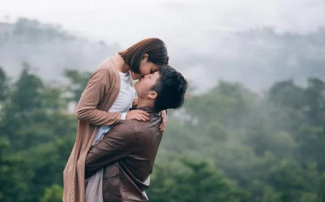 "Svenuto" con una serie di foto di coppie romantiche e appassionate che si baciano