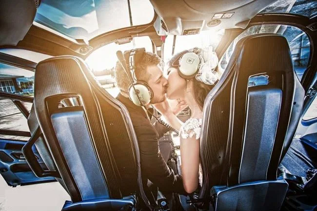 "Svenuto" con una serie di foto di coppie romantiche e appassionate che si baciano