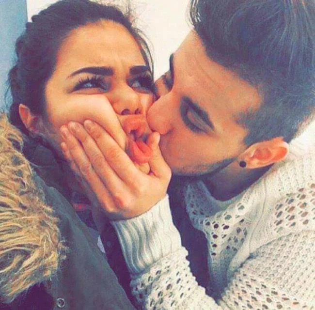 "Svenuto" con una serie di foto di coppie romantiche e appassionate che si baciano