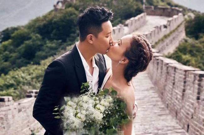 "Svenuto" con una serie di foto di coppie romantiche e appassionate che si baciano