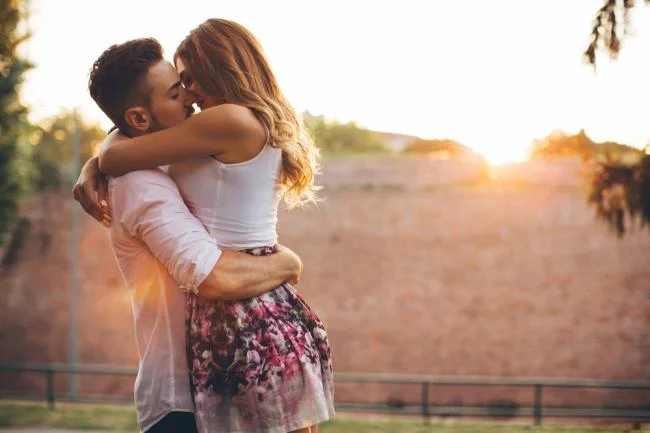 "Svenuto" con una serie di foto di coppie romantiche e appassionate che si baciano