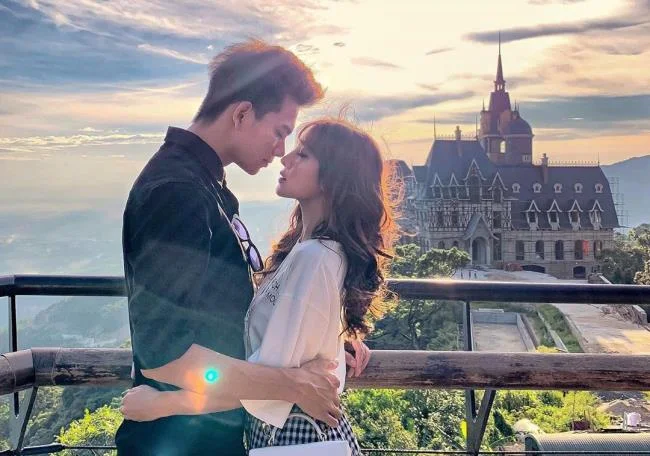 "Svenuto" con una serie di foto di coppie romantiche e appassionate che si baciano