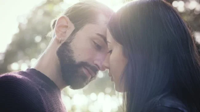 "Svenuto" con una serie di foto di coppie romantiche e appassionate che si baciano