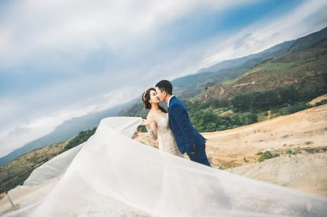 "Svenuto" con una serie di foto di coppie romantiche e appassionate che si baciano