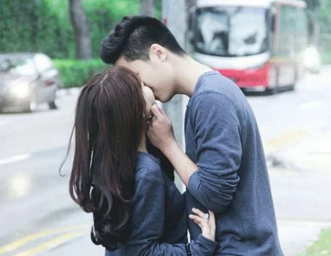 "Svenuto" con una serie di foto di coppie romantiche e appassionate che si baciano