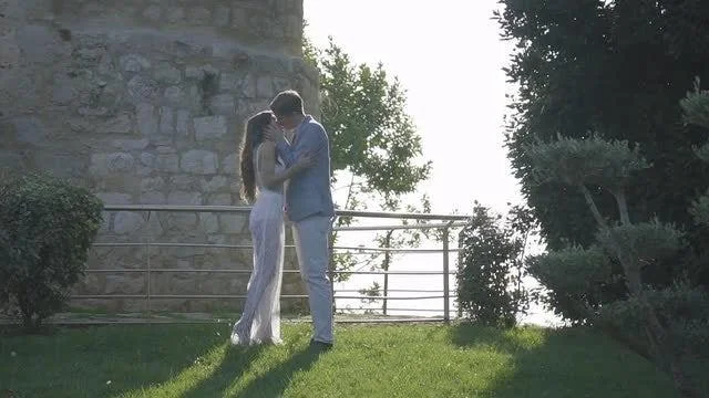 "Svenuto" con una serie di foto di coppie romantiche e appassionate che si baciano
