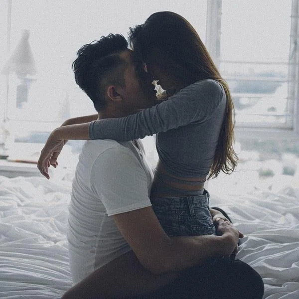 "Svenuto" con una serie di foto di coppie romantiche e appassionate che si baciano