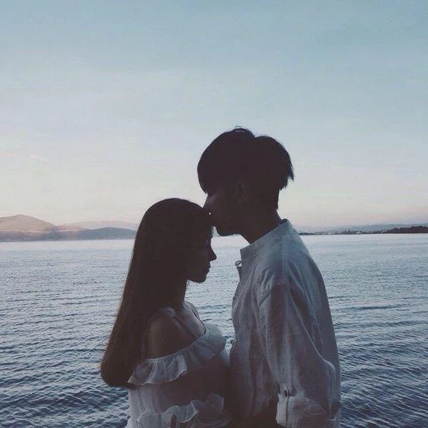 "Svenuto" con una serie di foto di coppie romantiche e appassionate che si baciano