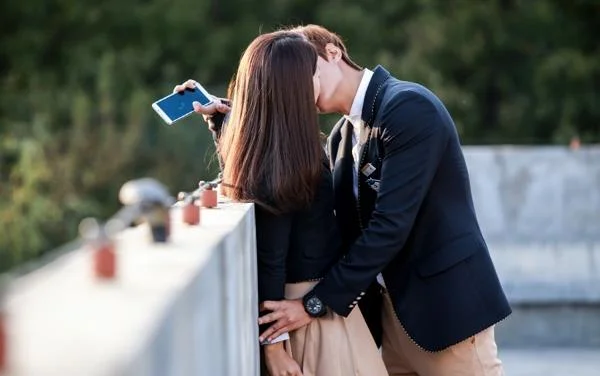 "Svenuto" con una serie di foto di coppie romantiche e appassionate che si baciano