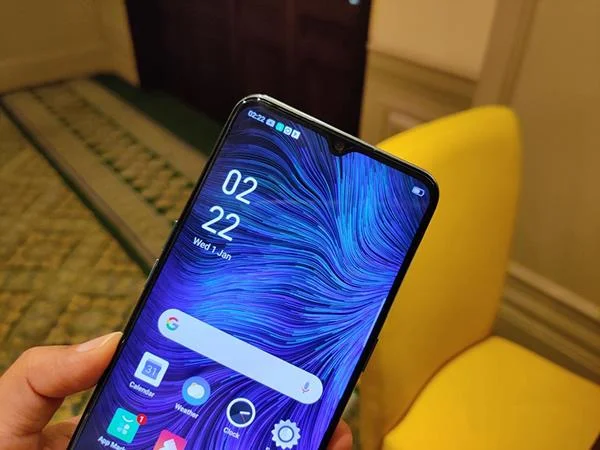 Lancering van Oppo F15 - een goedkope smartphone met een 48-megapixelcamera